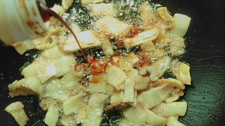蒜香回锅肉,接着加入<a style='color:red;display:inline-block;' href='/shicai/ 788'>生抽</a>