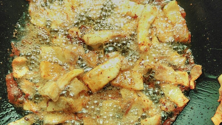 蒜香回锅肉,然后中火翻炒均匀