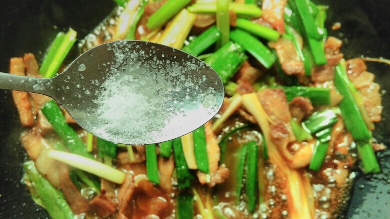 蒜香回锅肉,加上一勺盐