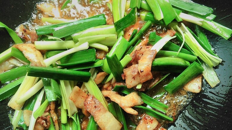 蒜香回锅肉,倒入蒜苗,翻炒均匀