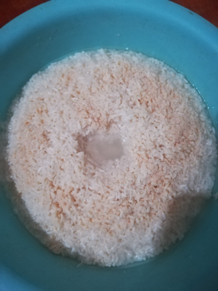 甜酒汤圆,用旧棉被将糯米包好,放在室内,发酵24小时。