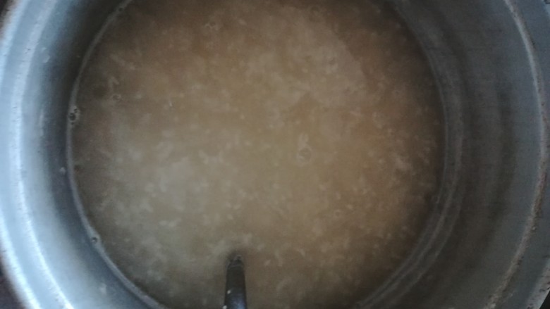 甜酒汤圆,将甜酒冷却,倒入冷的凉白开。静置半小时,甜酒就做好了。