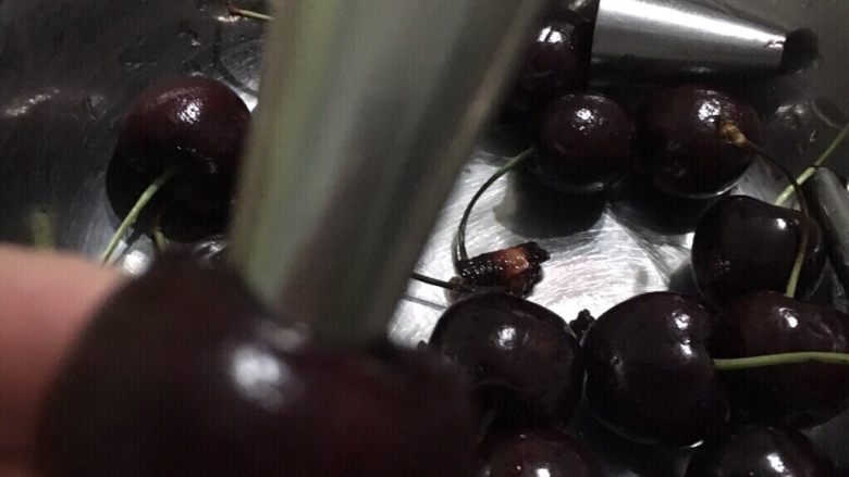车厘子汽水奶冻蛋糕,用裱花嘴插入车厘子蒂部,轻轻左右旋转一下