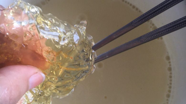 车厘子汽水奶冻蛋糕,离火加入吉利丁片,搅拌溶解