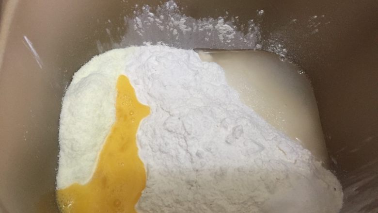 蔓越莓排包(直接法),将除蔓越莓干和黄油以外的所有的材料放入面包桶中,启动揉面功能揉面25分钟