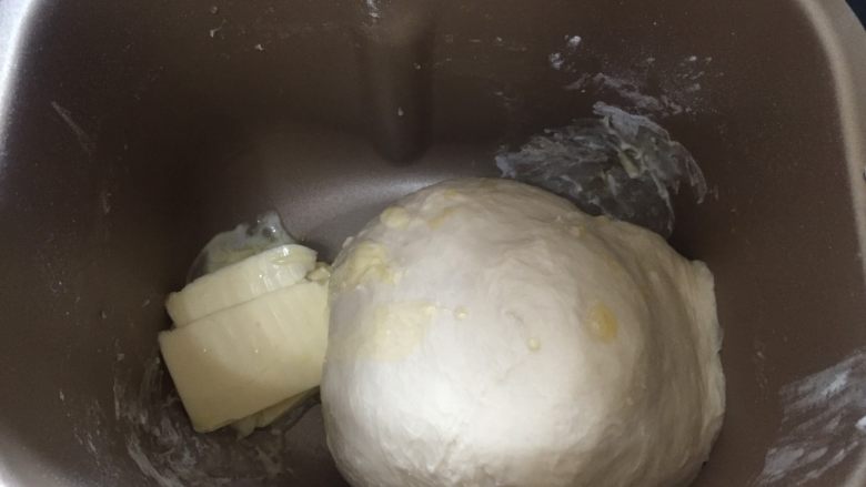 蔓越莓排包(直接法),第一次揉面结束后加入黄油,继续揉面25分钟