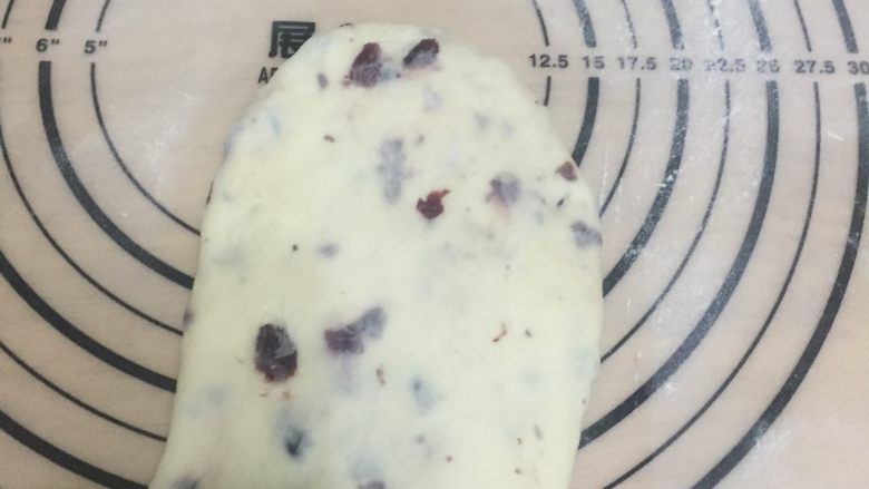 蔓越莓排包(直接法),静置好的面团整形,我做的是排包,所以只要揉圆即可。还有个桃心的模具,就是把面团擀成长方形