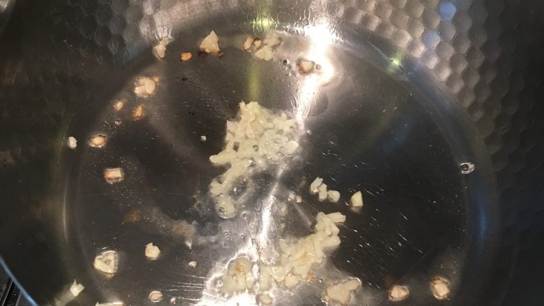 番茄炖蛋,不粘锅放油，中火加热到4成热倒入蒜末炒出香。