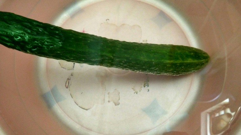 小熊吃竹子,<a style='color:red;display:inline-block;' href='/shicai/ 54'>黄瓜</a>浸泡淡盐水20分钟,洗净。