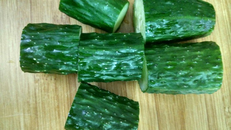 小熊吃竹子,黄瓜切成差不多的小段。