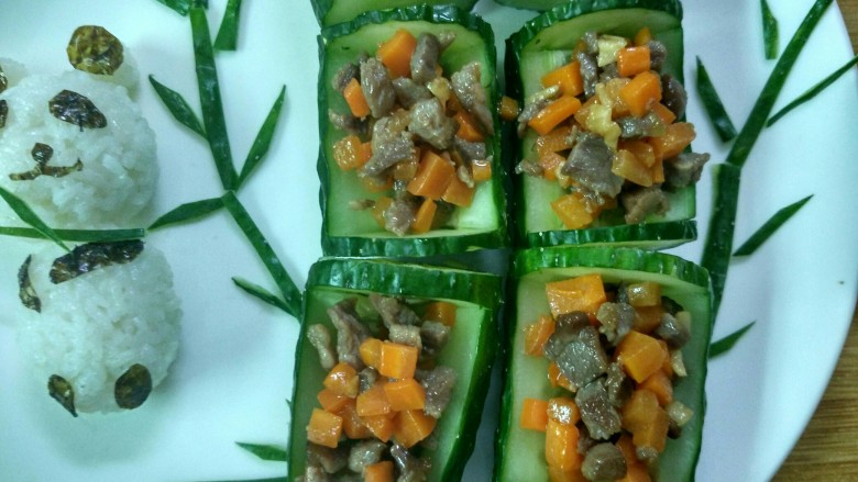 小熊吃竹子,将胡萝卜肉丁填入黄瓜里。