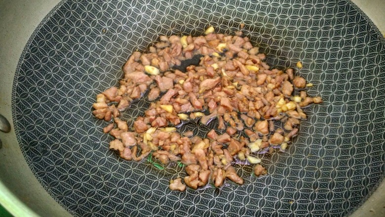小熊吃竹子,倒入瘦肉炒熟。