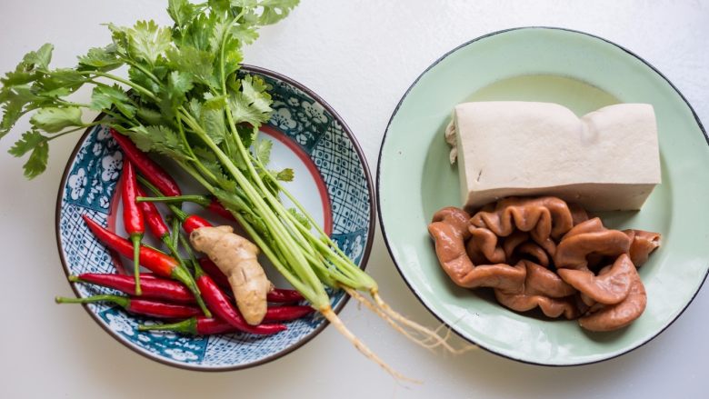 肥肠炖豆腐,把所用食材准备好，<a style='color:red;display:inline-block;' href='/shicai/ 131'>香菜</a>、<a style='color:red;display:inline-block;' href='/shicai/ 2800'>生姜</a>和<a style='color:red;display:inline-block;' href='/shicai/ 62'>辣椒</a>清洗干净。