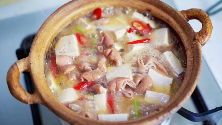 肥肠炖豆腐,煮到豆腐变软后撒入盐,再煮几分钟入味关火,最后撒上香菜段。这道菜做法简单又入味,可以在临出锅前撒一点白胡椒粉,味道会更有层次。