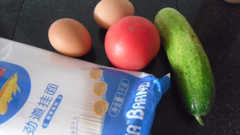 蛋花打卤面,主辅料： <a style='color:red;display:inline-block;' href='/shicai/ 537'>挂面</a>、<a style='color:red;display:inline-block;' href='/shicai/ 9'>鸡蛋</a>、<a style='color:red;display:inline-block;' href='/shicai/ 3551'>西红柿</a>、<a style='color:red;display:inline-block;' href='/shicai/ 54'>黄瓜</a> 