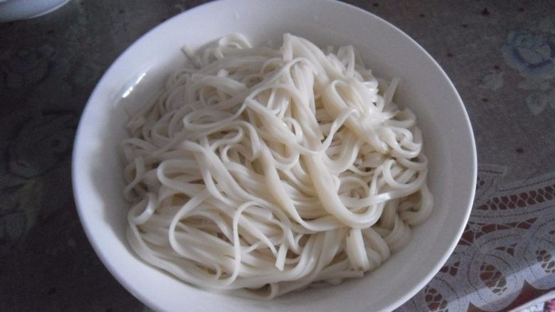 蛋花打卤面, 煮熟的面条捞出过冷水，盛入碗中备用 .
煮面条的汤留着备用。