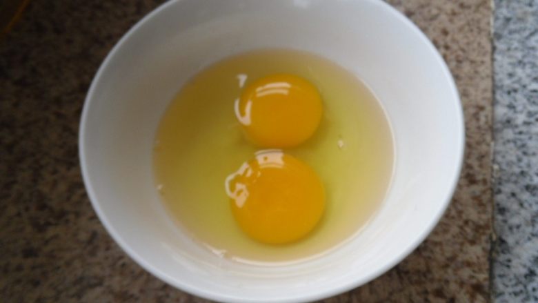 蛋花打卤面,把鸡蛋打成蛋液 