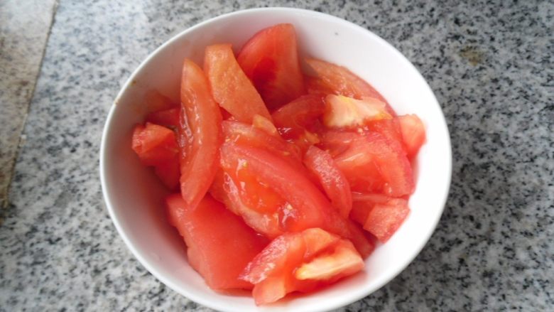 蛋花打卤面, 西红柿洗净去皮切块 