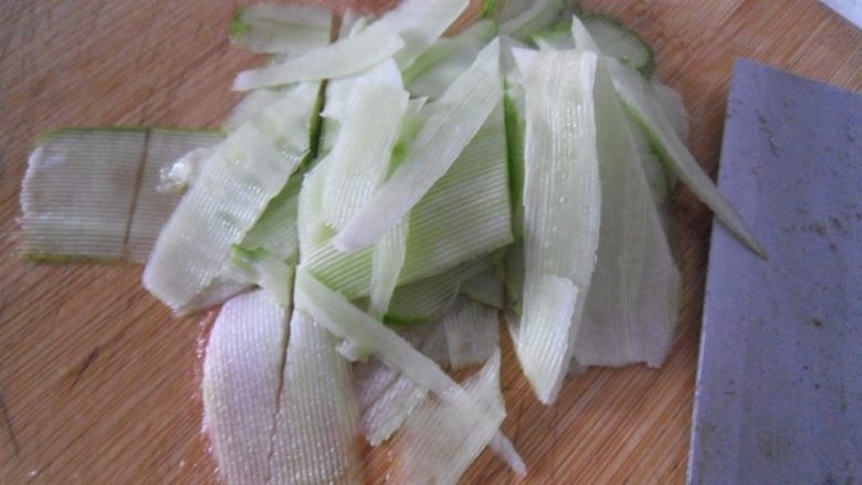 蛋花打卤面, 黄瓜洗净切片 