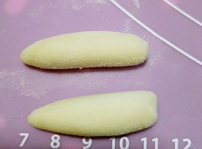 史努比馒头,取6克面团做成小狗的前腿(每条前腿重3克)