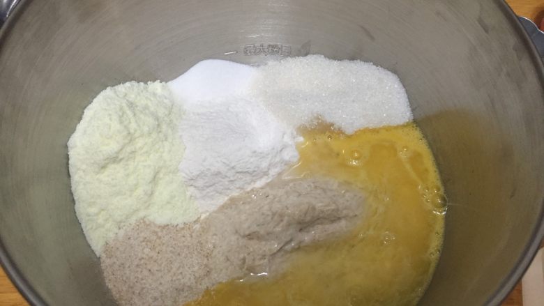 全麦老式面包 中种法,除黄油以外的所有材料放入面盆中,开始揉面25分钟(我用的是厨师机揉面,面包机均可)