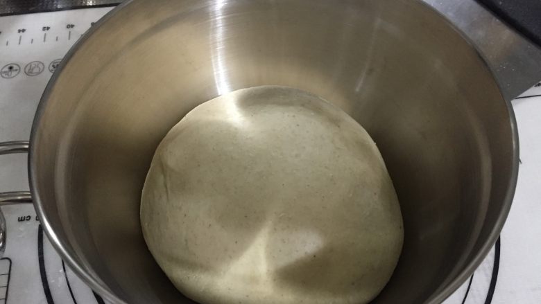 全麦老式面包 中种法,将面团盖保鲜膜,室温松弛1小时