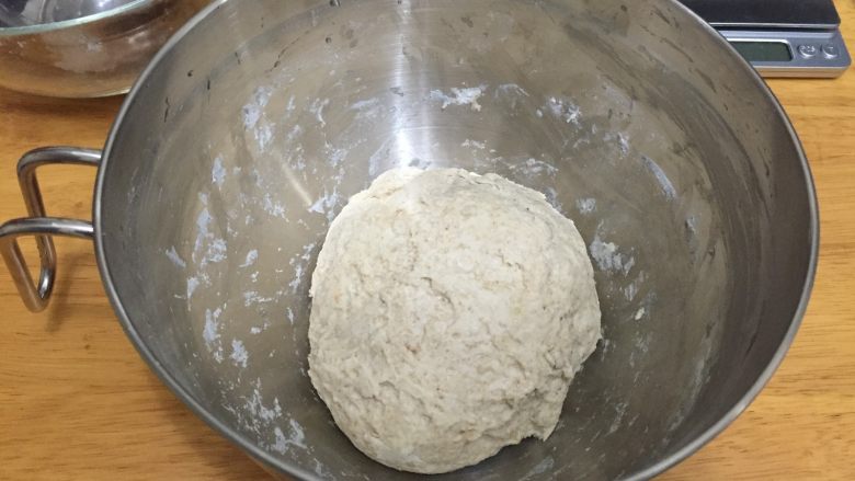 全麦老式面包 中种法,将中种的5种材料混合后用勺子搅拌均匀即可,放室温发酵至3倍大之后放入冰箱冷藏发酵一夜