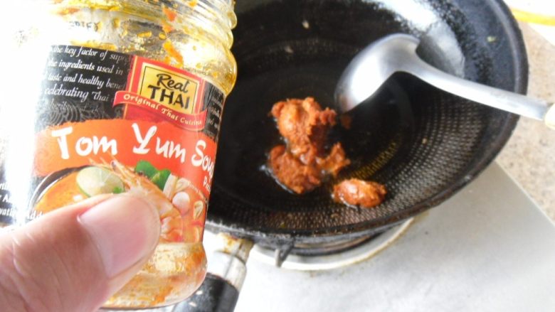 冬阴功鱼头, 热油,放入冬阴功酱
