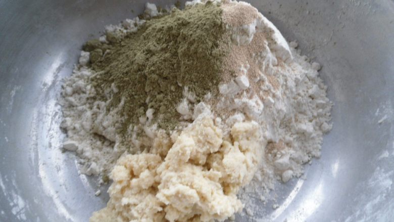 抹茶豆渣馒头, 然后再用另一半的豆渣、面粉、酵母粉,加上抹茶粉和成抹茶面团