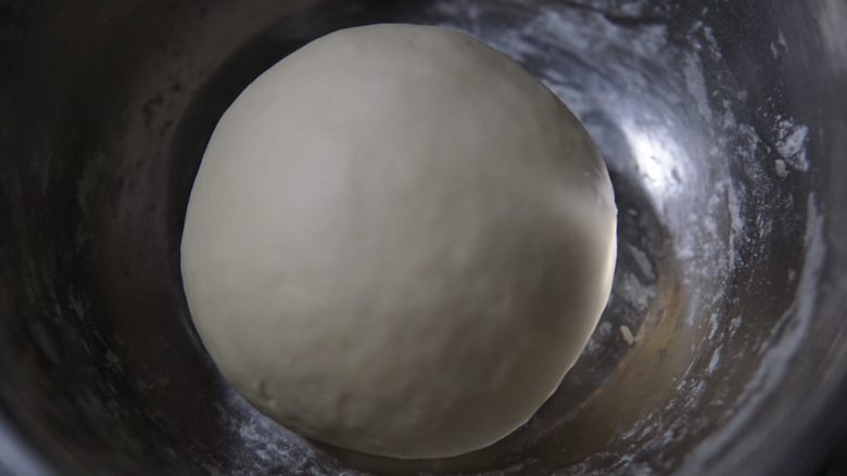 香菇豆沙包,用手揉到三光,“手光盆光面光,如图所示”