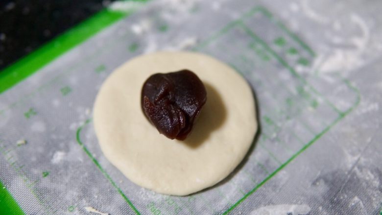 香菇豆沙包,取一个小面团放入适量红豆沙(豆沙可网购可自己做)