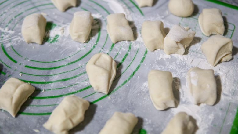 香菇豆沙包,排气后的面团分成等量大小,大概30克左右