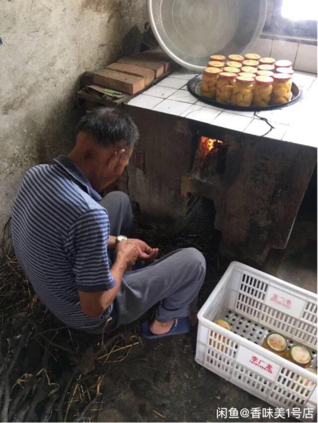 农家手工黄桃罐头,盖上瓶盖上锅蒸个20分钟(如果你选的是比较熟一点的桃,就相对时间少些,不然一晃就碎完了)