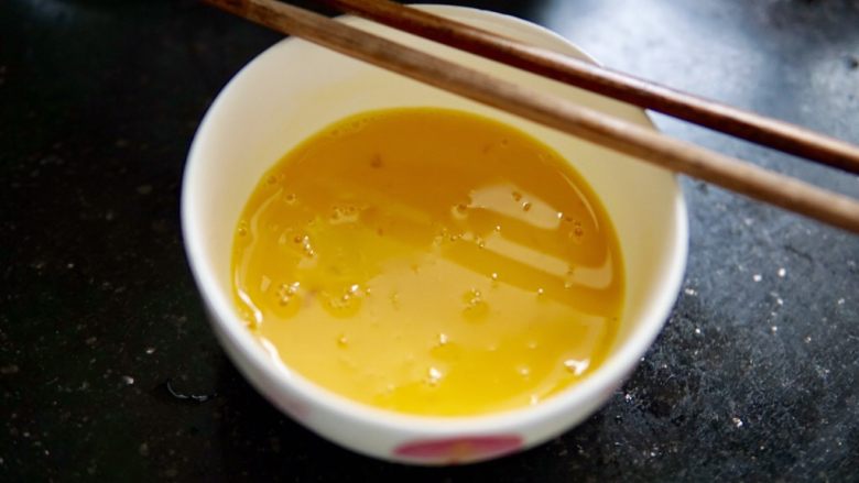 西红柿鸡蛋面,冷锅热油,先炒鸡蛋