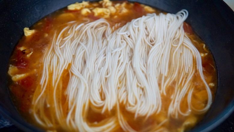 西红柿鸡蛋面,放入之前煮着的西红柿鸡蛋汤内,