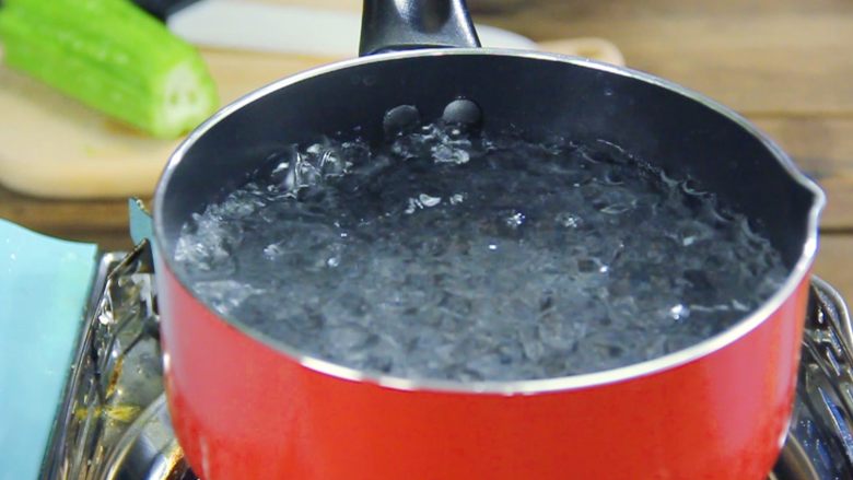蜂蜜紫薯苦瓜圈,逆袭营养美食榜!,在沸水中放入<a style='color:red;display:inline-block;' href='/shicai/ 55'>苦瓜</a>(焯水)
