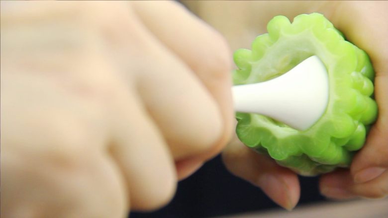 蜂蜜紫薯苦瓜圈,逆袭营养美食榜!,用勺子挖掉苦瓜中简单瓢
