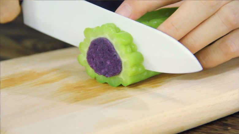 蜂蜜紫薯苦瓜圈,逆袭营养美食榜!,切成厚薄均匀的片
