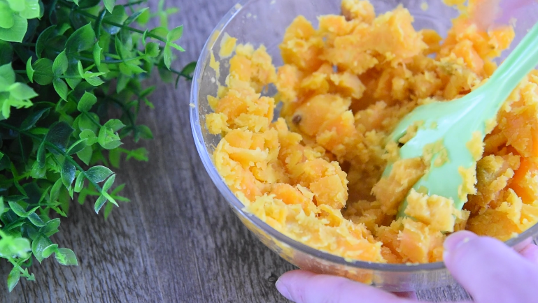 大厨手把手教你做红薯饼,美味零食新做法!,用勺子将红薯碾压成泥