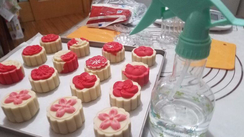 桃山皮月饼,烤箱上火180,下火160提前预热,烘烤大约15-20分钟就可以了,月饼在进烤箱前在表面喷一点点水,也可以不用,根据个人喜好决定。