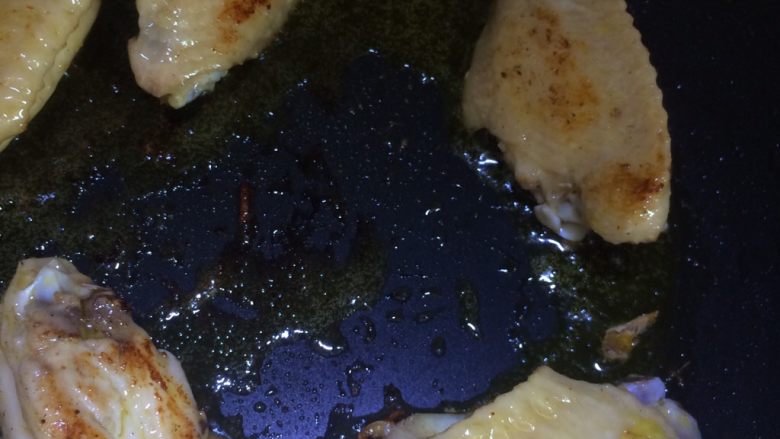 可乐鸡翅,小火煎至两面金黄，微焦。