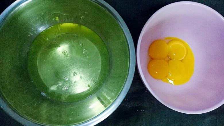 棉花蛋糕,3个蛋黄与蛋白分离,一个全蛋加到蛋黄容器里