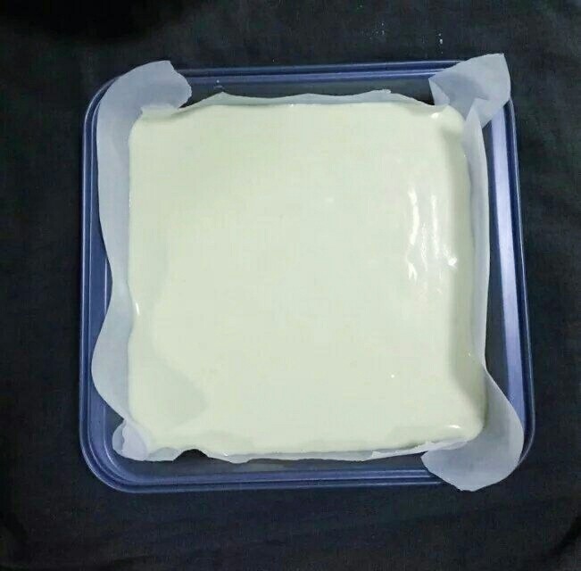 棉花蛋糕,烤箱150度预热6分钟,翻拌好的蛋糕糊,倒入模具中,轻震几下,震出气泡