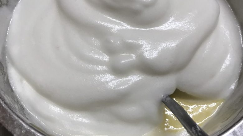 可爱的杯子蛋糕,蛋白打发至奶酪状,在倒入蛋黄中搅拌均匀即可。