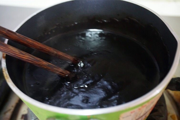 自制龟苓膏,将搅拌均匀的龟苓粉糊快速倒入沸水中(动作一定要快,龟苓粉糊遇热就开始变稠),加热1-2分钟即可关火