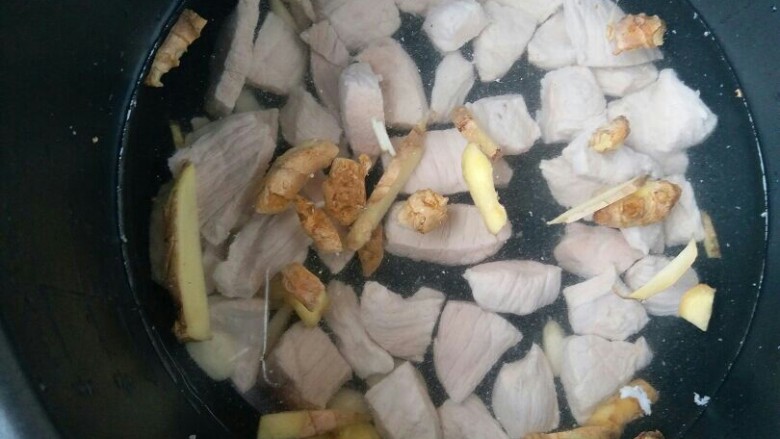 猪肉松,除血水的肉洗干净,和生姜 大蒜 盐一起放压力锅里煮熟,不要煮的太烂