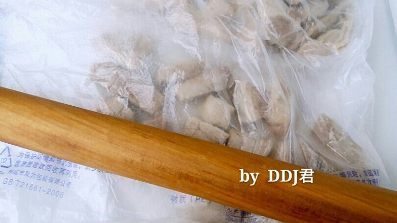猪肉松,沥干水的肉装入食品袋,用擀面杖擀压