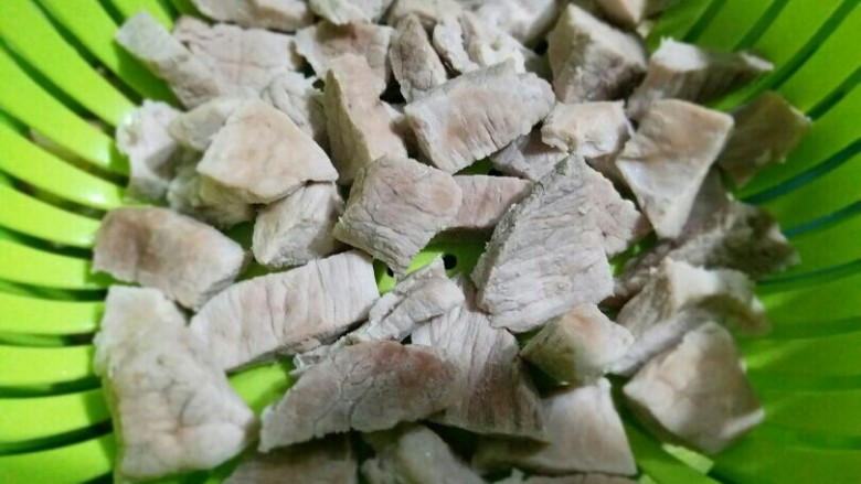 猪肉松,煮熟后的肉捞出来,沥干水份