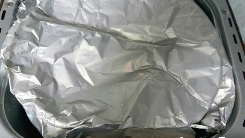 猪肉松,10多分钟后,我闻到了焦味,原来有肉被抛出来,掉到发热管上,于是我把面包桶口用锡纸盖住了。在程序还剩15分钟的时候,我加了<a style='color:red;display:inline-block;' href='/shicai/ 788'>生抽</a>