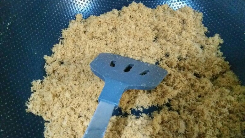 猪肉松,如果想吃到脆脆的肉松,要不就用面包机再炒一会儿,,要不就用不粘锅炒。我用不粘锅小火炒了十分钟